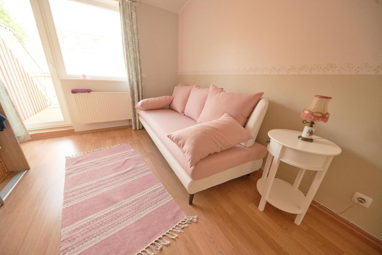 Rose Apartment Haapsalu Esterno foto